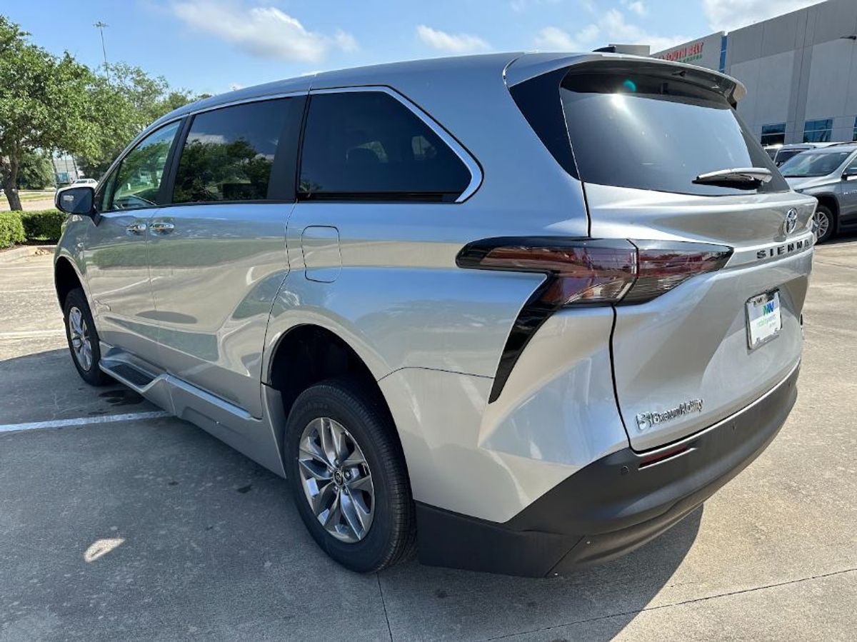 Silver Toyota Sienna image number 5