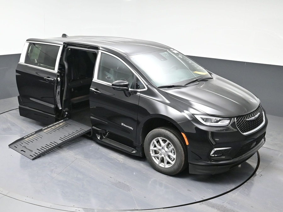 New 2025 Chrysler Pacifica Select Safety - BraunAbility Side Entry Entry Fold Out Automatic Ramp