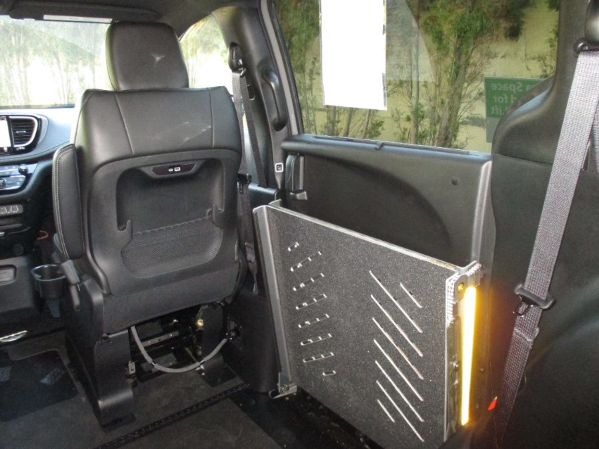 Grey Chrysler Pacifica image number 13