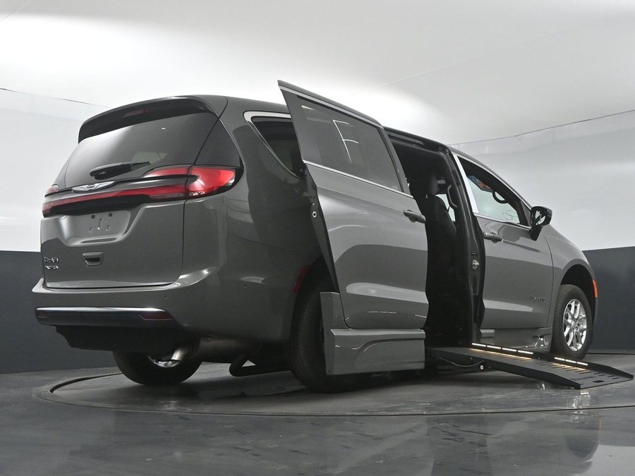 New 2025 Chrysler Pacifica Select Safety - BraunAbility Side Entry Entry Fold Out Automatic Ramp