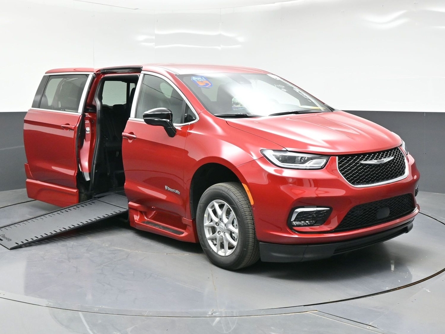 2026 Chrysler Pacifica Select's photo