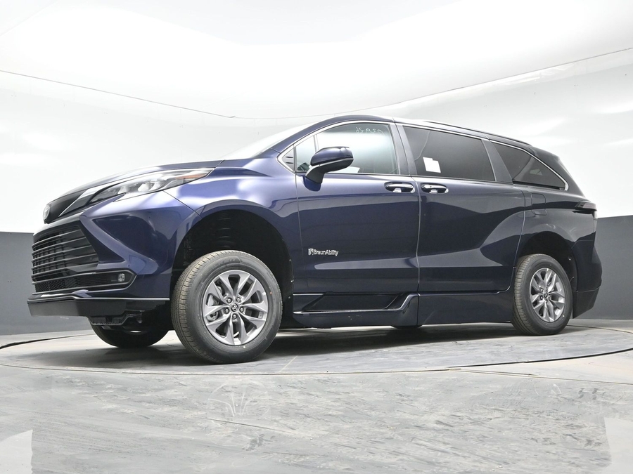 New 2026 Toyota Sienna Hybrid XLE Base - BraunAbility Side Entry Entry Fold Out Automatic Ramp