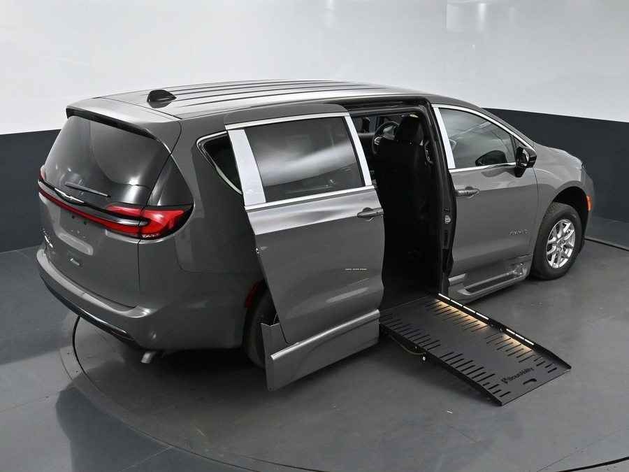 New 2025 Chrysler Pacifica Select Safety - BraunAbility Side Entry Entry Fold Out Automatic Ramp