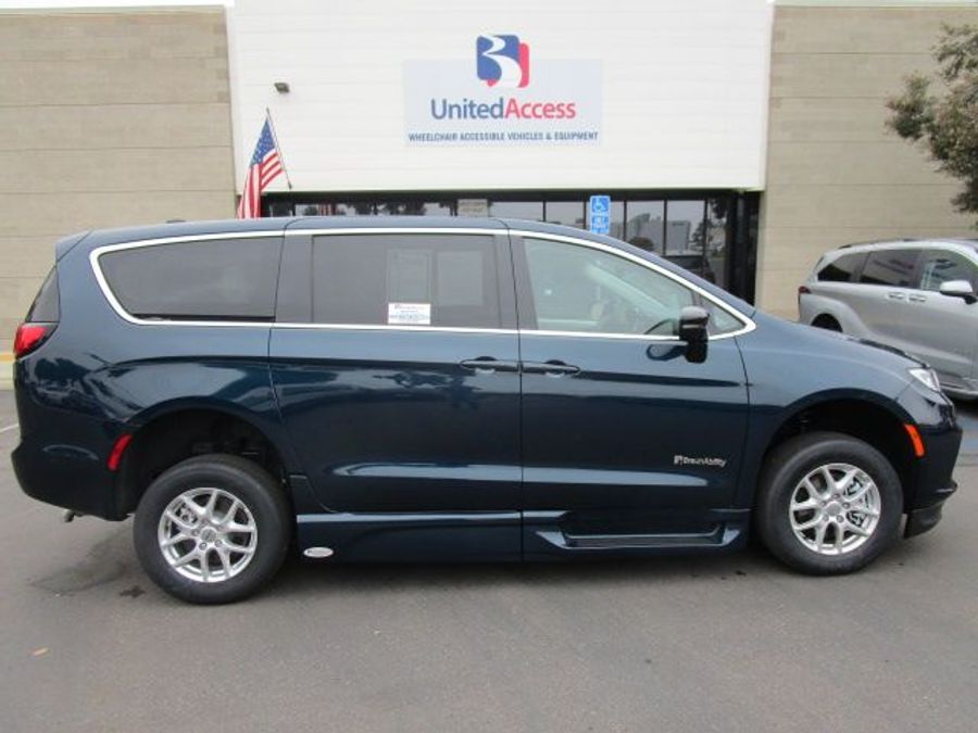 New 2025 Chrysler Pacifica Select Safety - BraunAbility Side Entry Entry In Floor Automatic Ramp