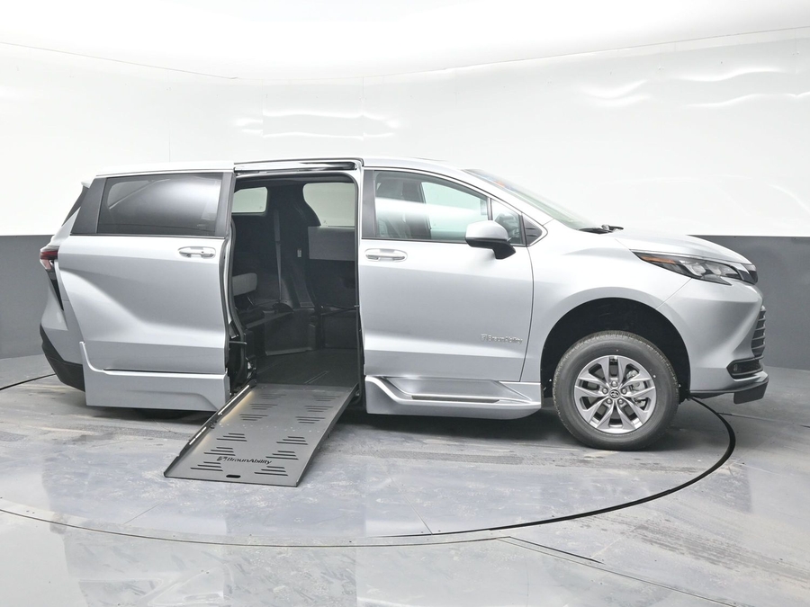 New 2025 Toyota Sienna Hybrid XLE Base - BraunAbility Side Entry Entry Fold Out Automatic Ramp