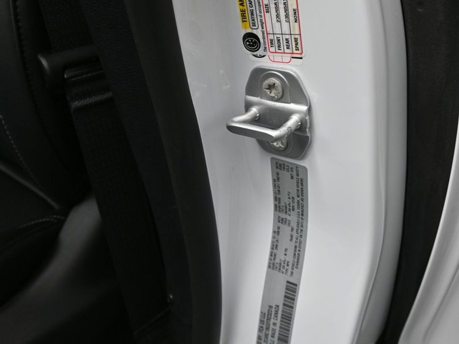 White Chrysler Pacifica image number 13