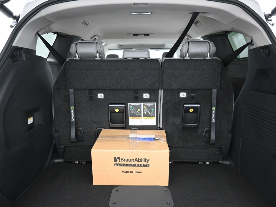 White Toyota Sienna image number 11