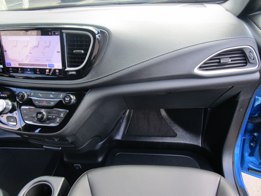 New 2026 Chrysler Pacifica Select Sport - BraunAbility Side Entry Entry In Floor Automatic Ramp