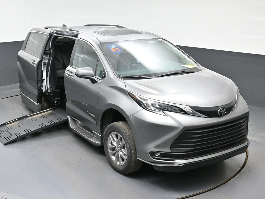 New 2026 Toyota Sienna Hybrid XLE Add - BraunAbility Side Entry Fold Out Automatic Ramp