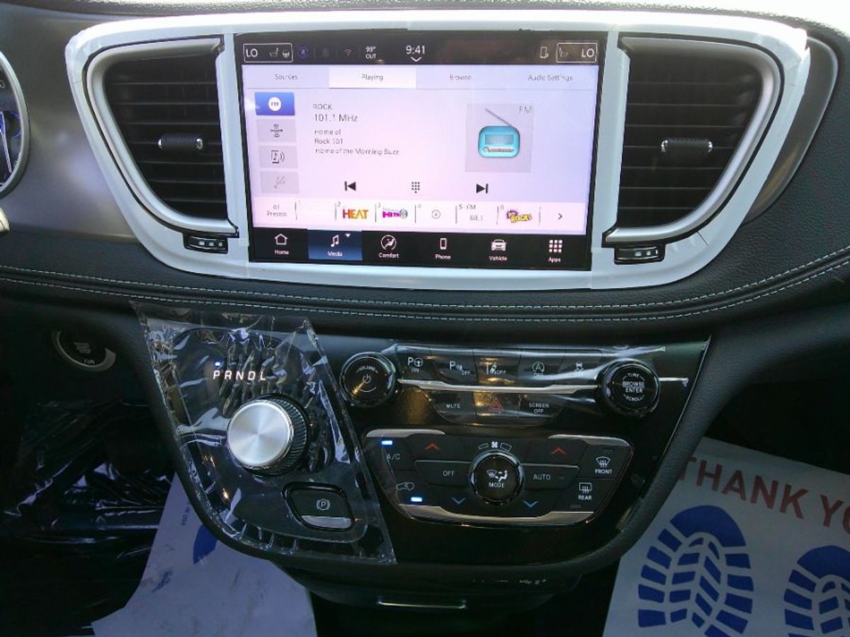 Grey Chrysler Pacifica image number 12