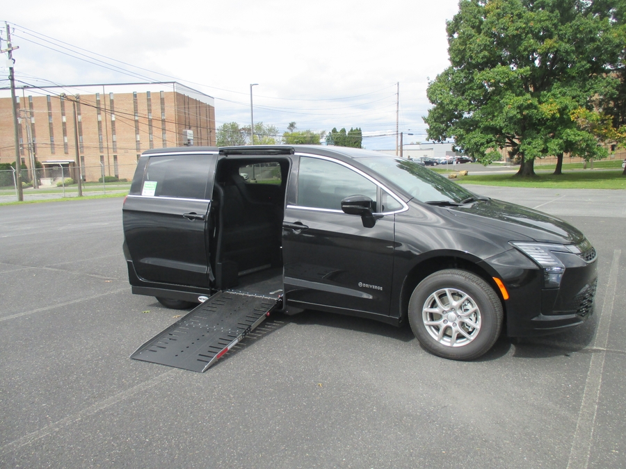 2027 Chrysler Pacifica Select