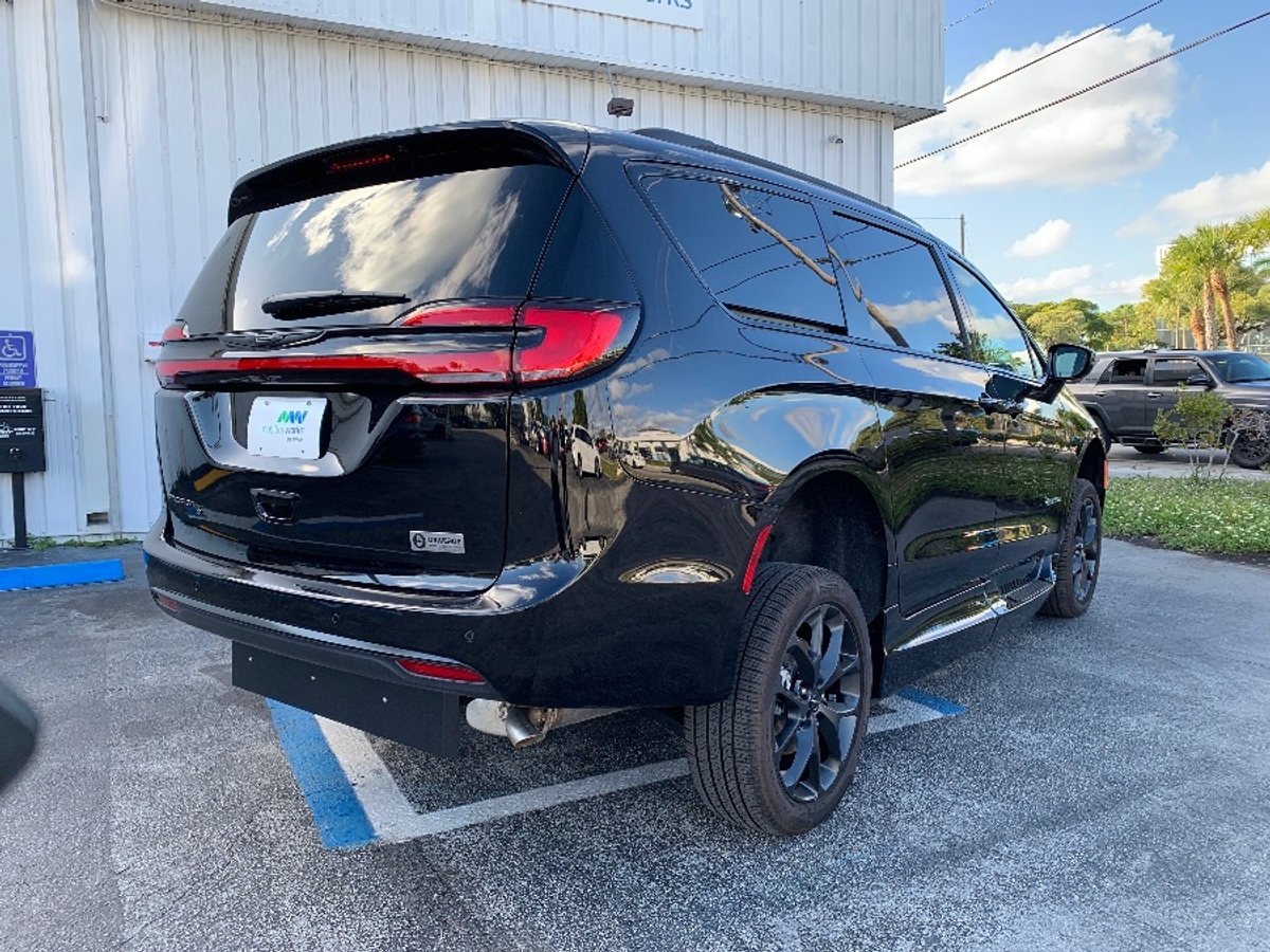 Black Chrysler Pacifica image number 7