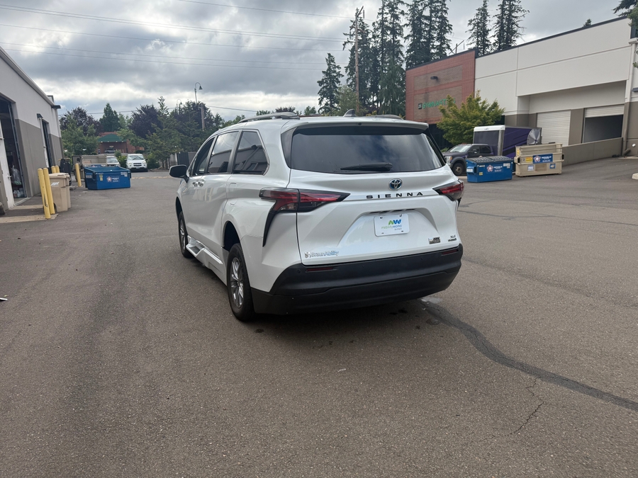White Toyota Sienna image number 3