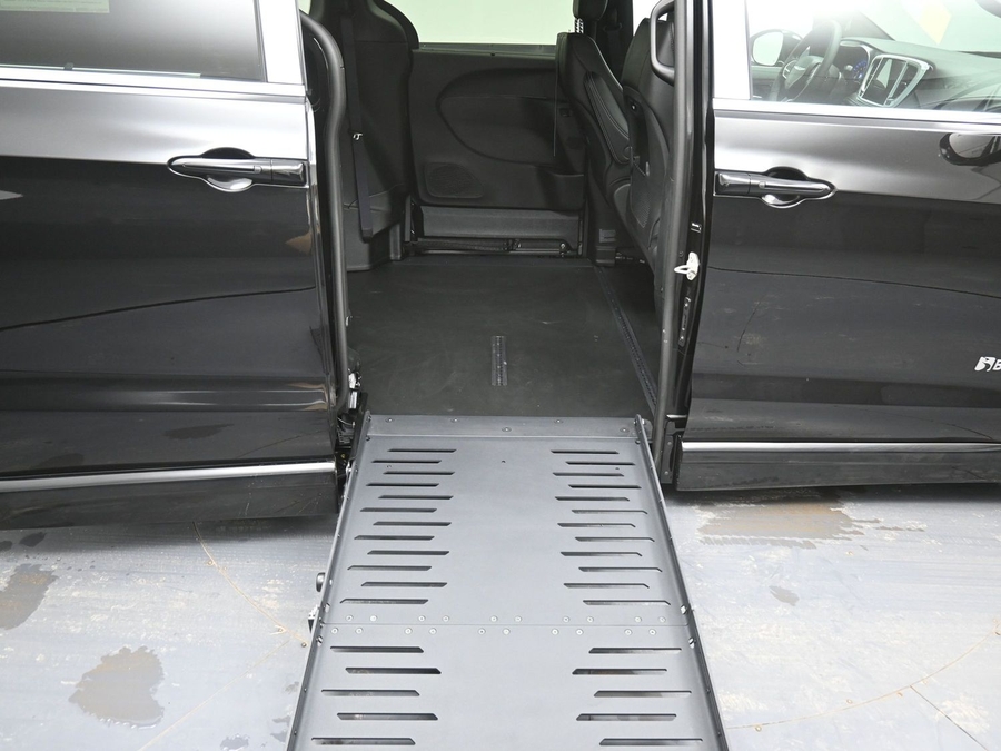 Black Chrysler Pacifica image number 11