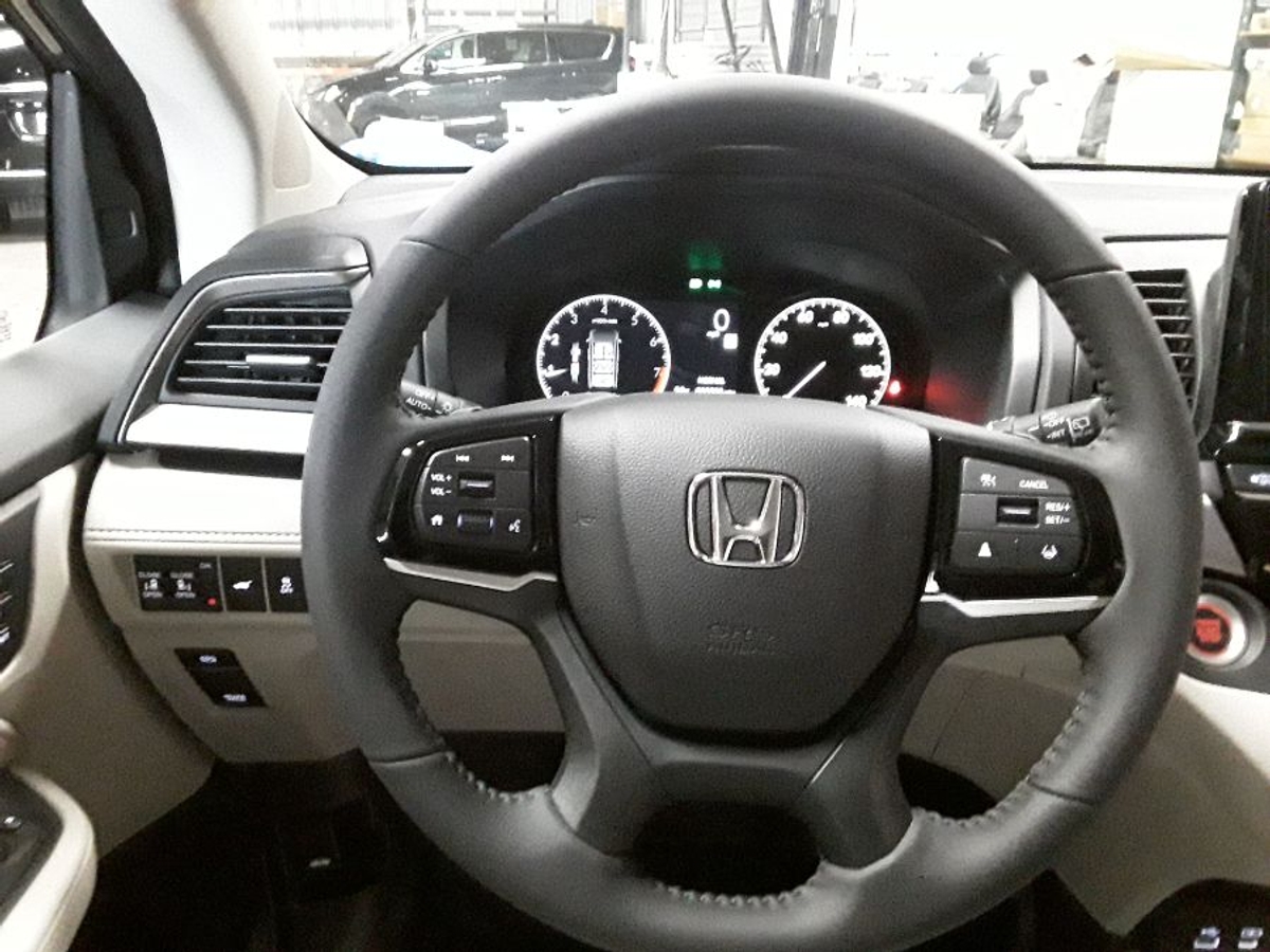 Grey Honda Odyssey image number 26