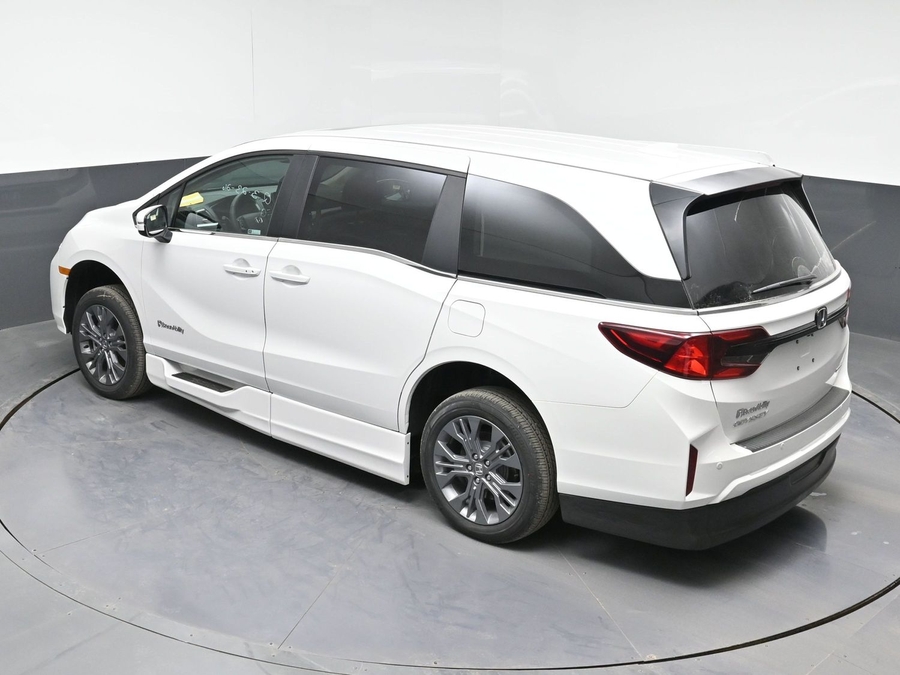 White Honda Odyssey image number 24