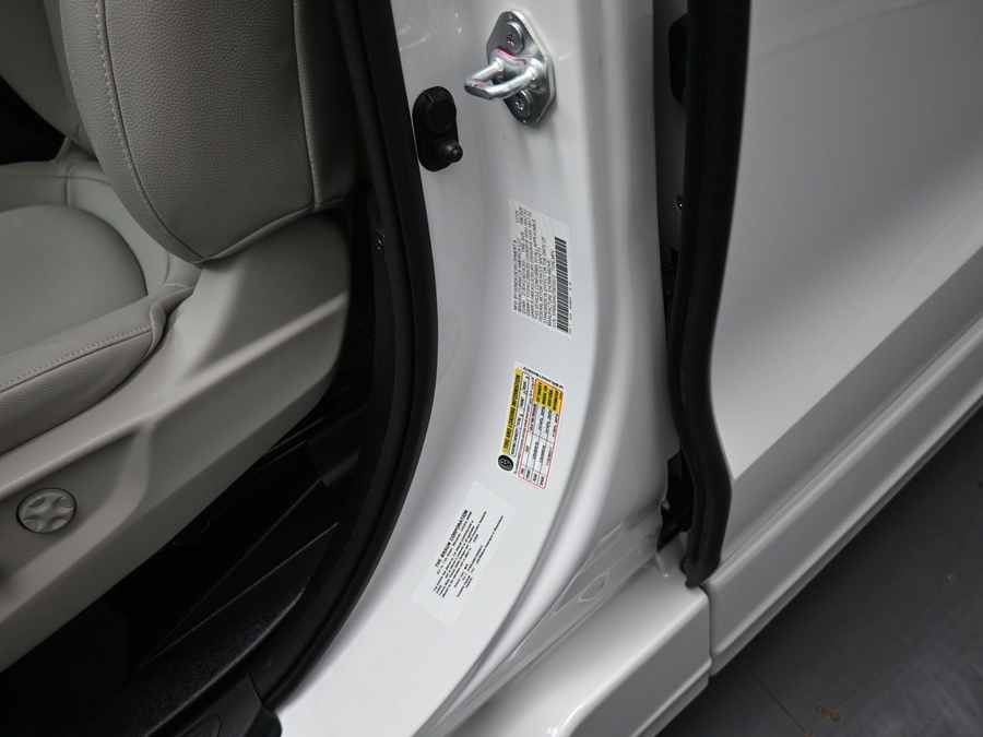 White Honda Odyssey image number 16