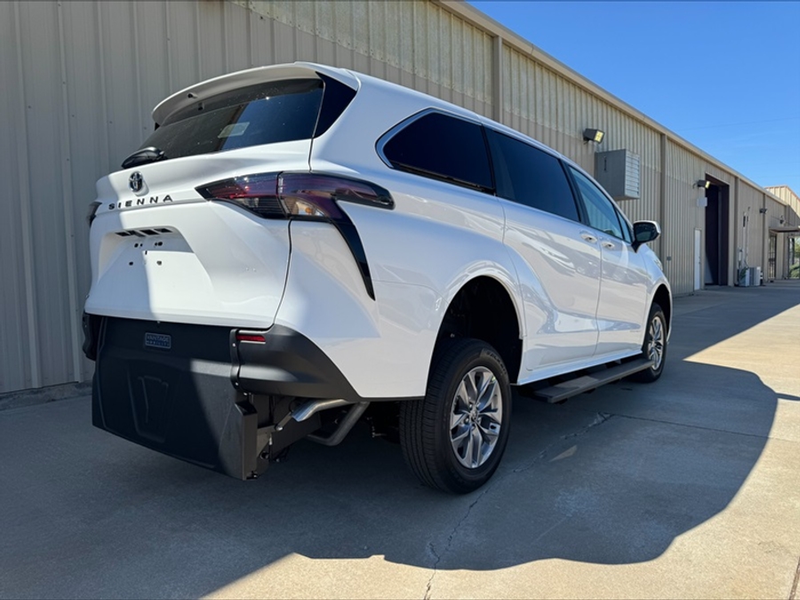 New 2026 Toyota Sienna Hybrid LE - Vantage Mobility Rear Entry Entry Fold Out Manual Ramp
