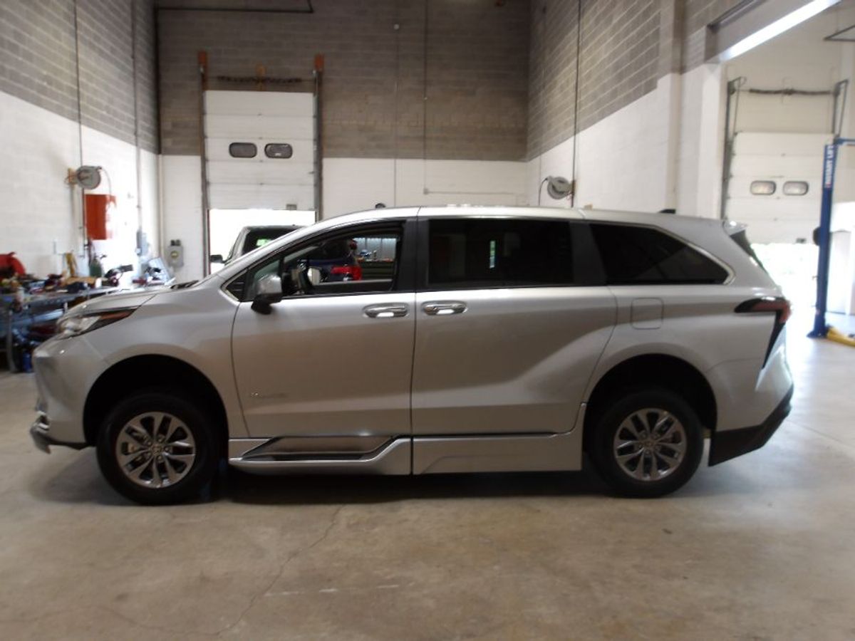Silver Toyota Sienna image number 8
