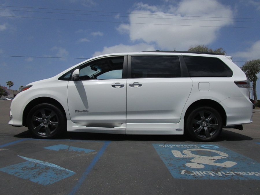 Used 2017 Toyota Sienna SE - BraunAbility Side Entry Entry In Floor Automatic Ramp