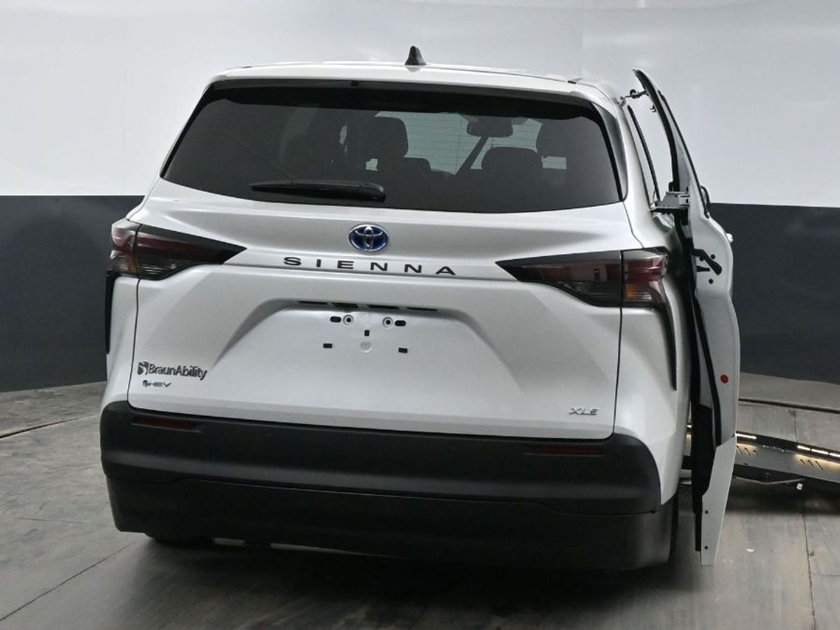 White Toyota Sienna image number 20