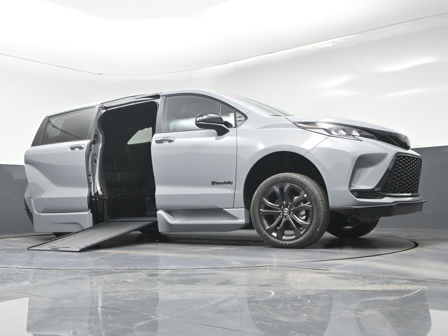 New 2026 Toyota Sienna Hybrid XSE Sport - BraunAbility Side Entry In Floor Automatic Ramp