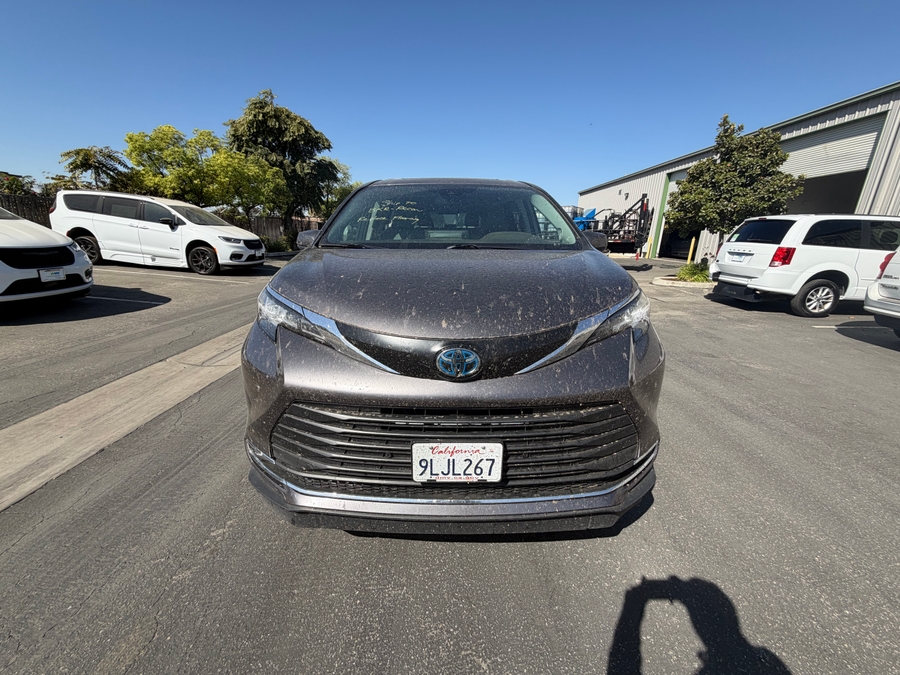 Grey Toyota Sienna image number 7