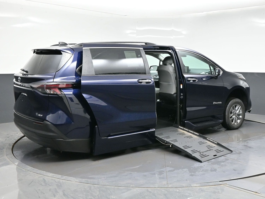 New 2026 Toyota Sienna Hybrid XLE Base - BraunAbility Side Entry Entry Fold Out Automatic Ramp