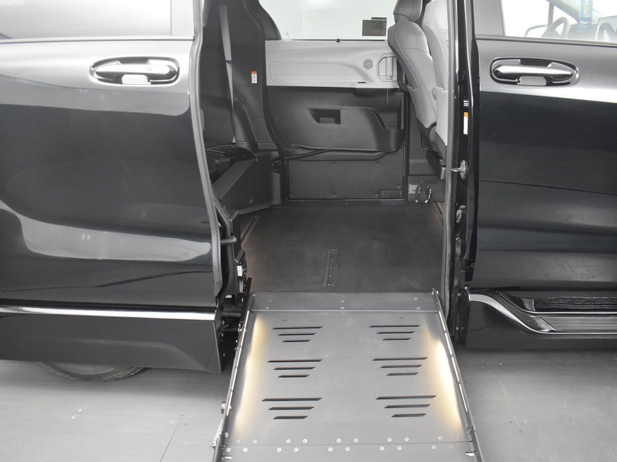 New 2025 Toyota Sienna Hybrid XLE Base - BraunAbility Side Entry Entry Fold Out Automatic Ramp