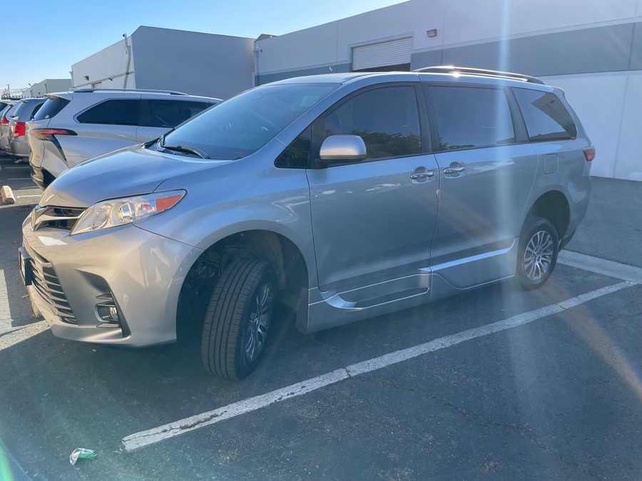 Used 2020 Toyota Sienna XLE - VMI Side Entry Entry In Floor Automatic Ramp
