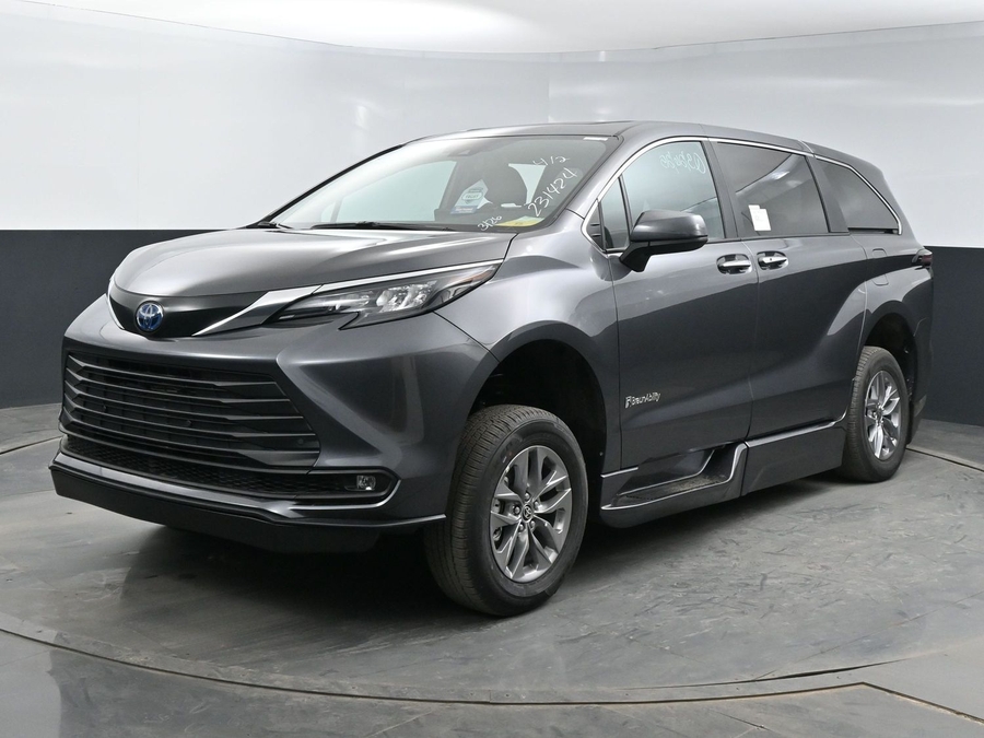 New 2025 Toyota Sienna Hybrid XLE Base - BraunAbility Side Entry Entry In Floor Automatic Ramp