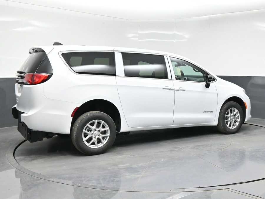 White Chrysler Voyager image number 4