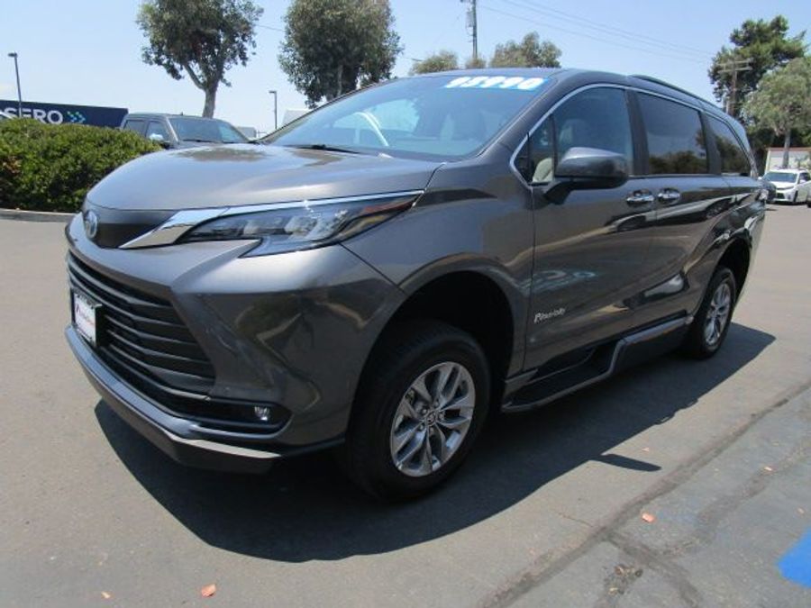 New 2025 Toyota Sienna Hybrid XLE Plus - BraunAbility Side Entry Entry In Floor Automatic Ramp