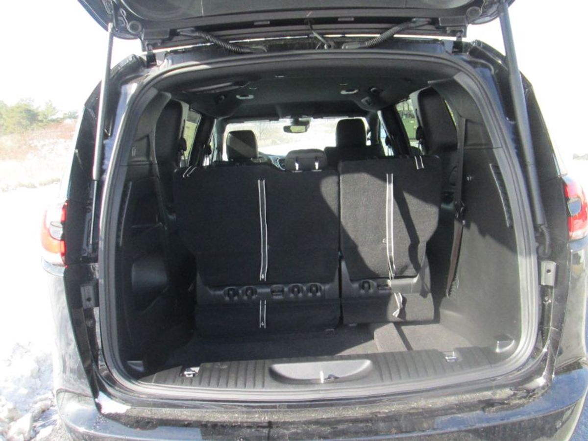 Black Chrysler Pacifica image number 12