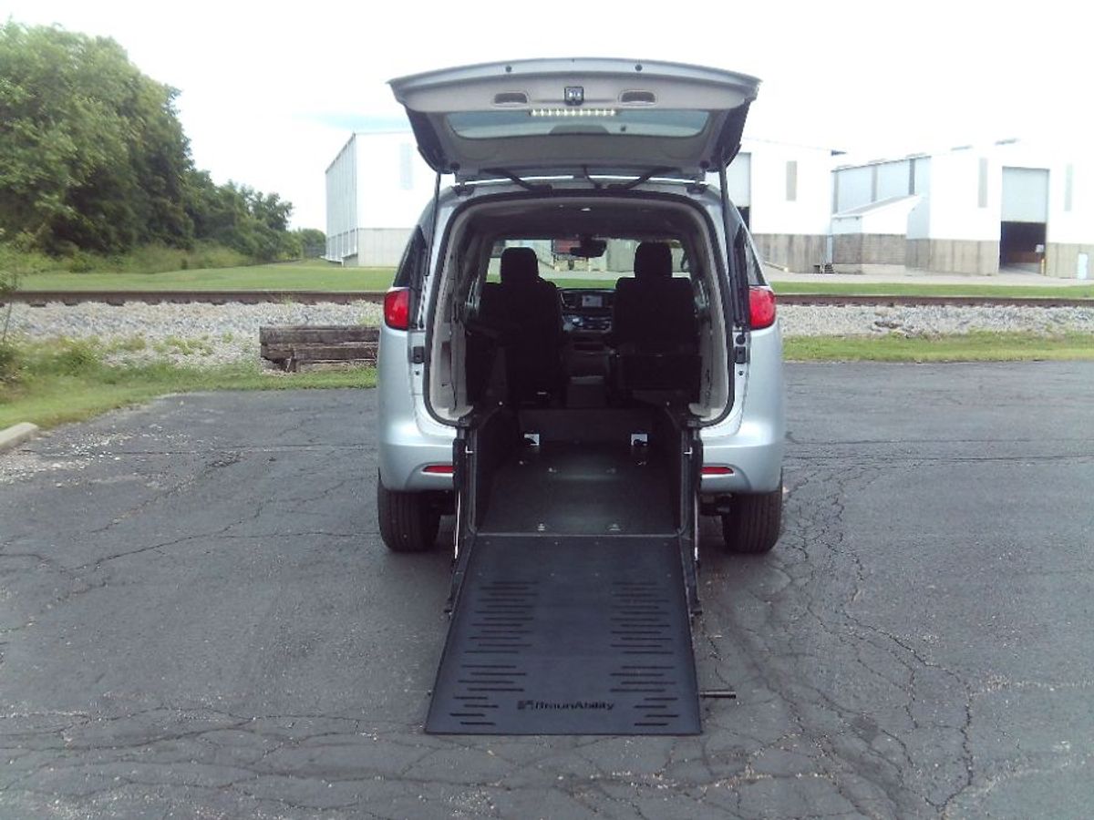 Silver Chrysler Voyager image number 21