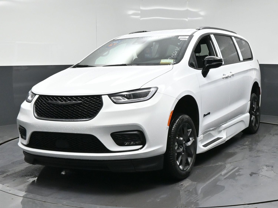 White Chrysler Pacifica image number 1
