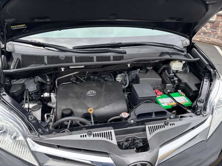 Used 2020 Toyota Sienna XLE Premium - BraunAbility Side Entry In Floor Automatic Ramp