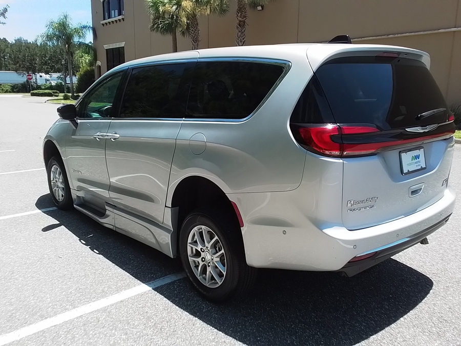 Silver Chrysler Pacifica image number 13