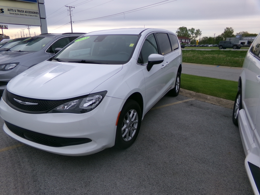 White Chrysler Voyager image number 2