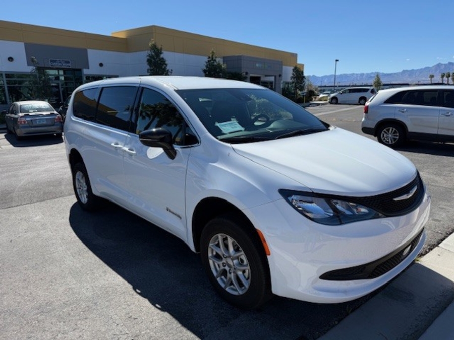 White Chrysler Voyager image number 11
