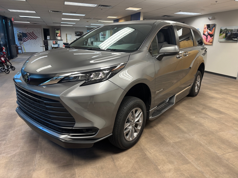 Used 2026 Toyota Sienna Hybrid LE - BraunAbility Side Entry Fold Out Automatic Ramp