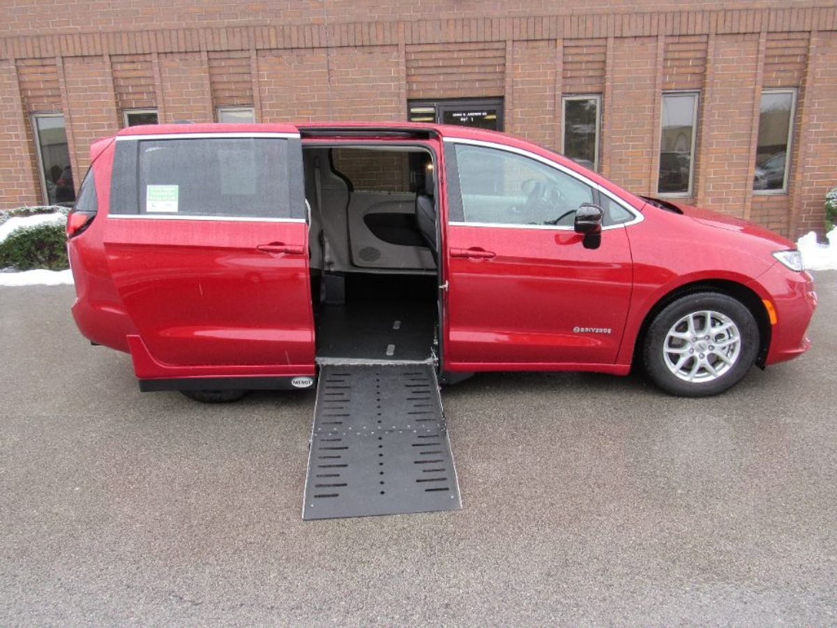 2024 CHRYSLER PACIFICA - Image 1