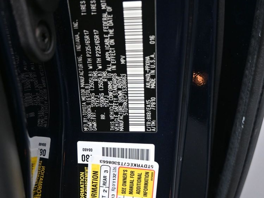 Blue Toyota Sienna image number 8