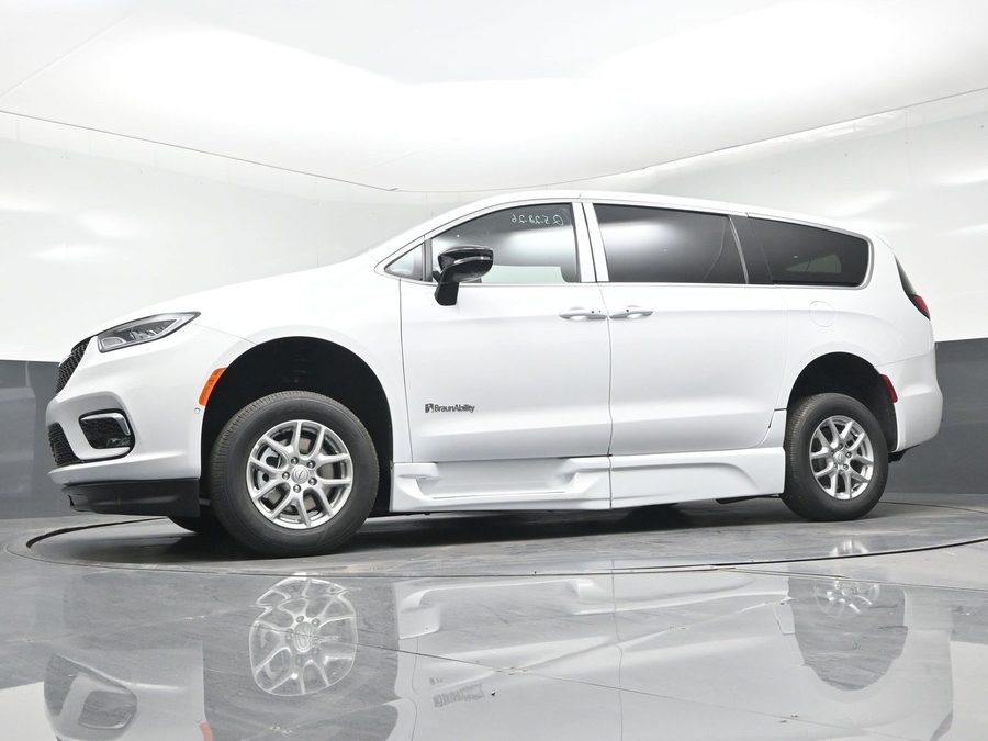 White Chrysler Pacifica image number 16