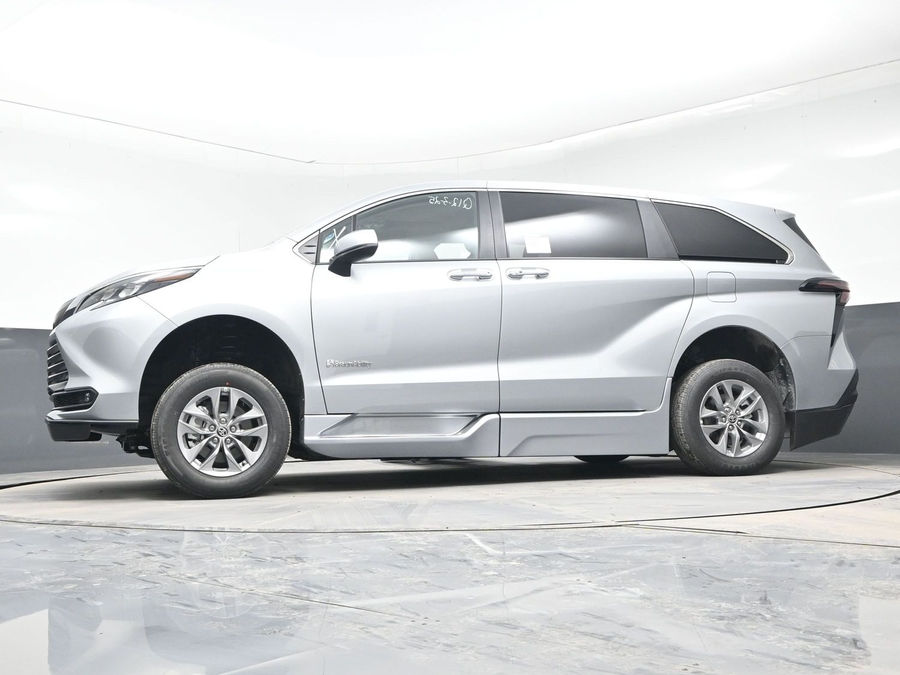 New 2025 Toyota Sienna Hybrid XLE Base - BraunAbility Side Entry Entry Fold Out Automatic Ramp