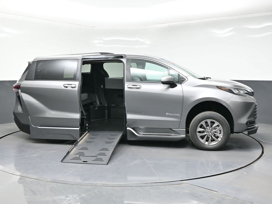 New 2026 Toyota Sienna Hybrid XLE Base - BraunAbility Side Entry Entry Fold Out Automatic Ramp