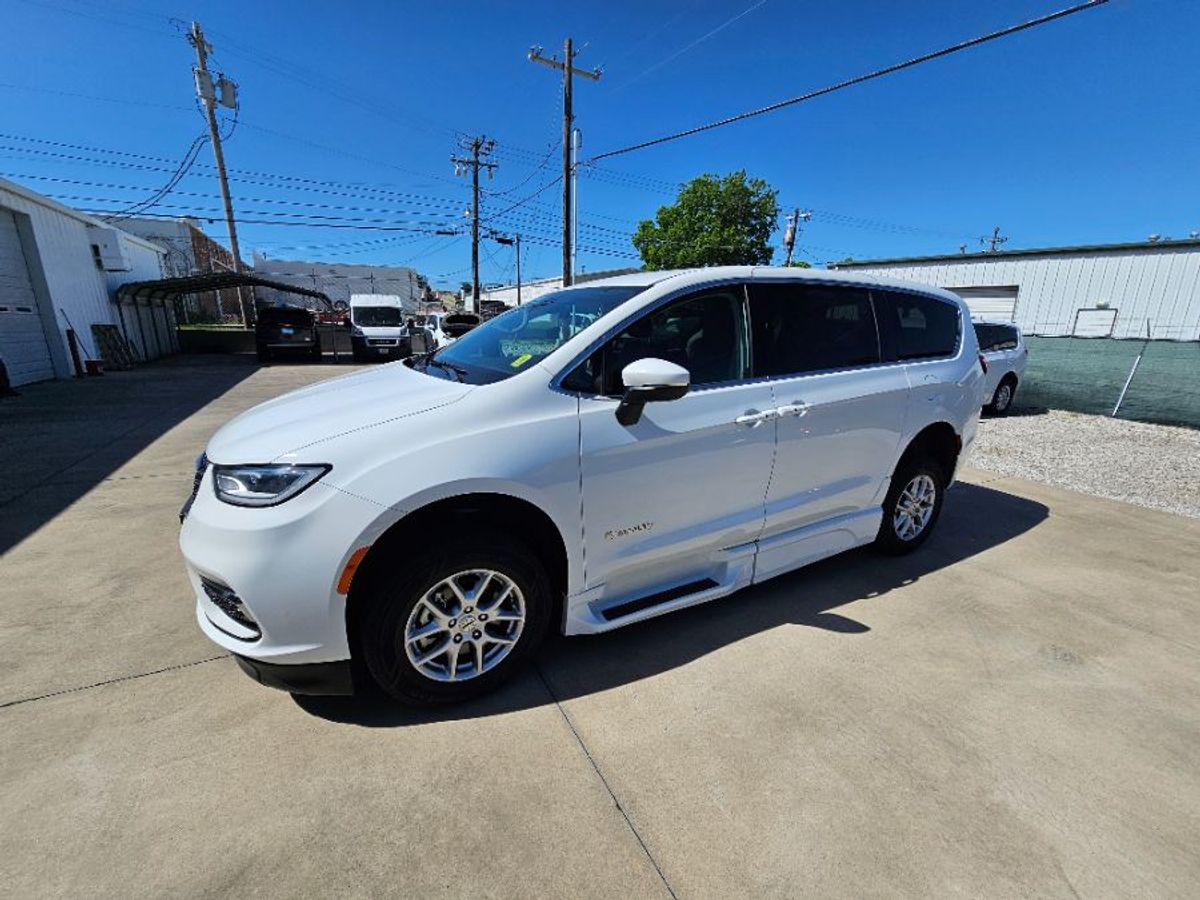 White Chrysler Pacifica image number 8