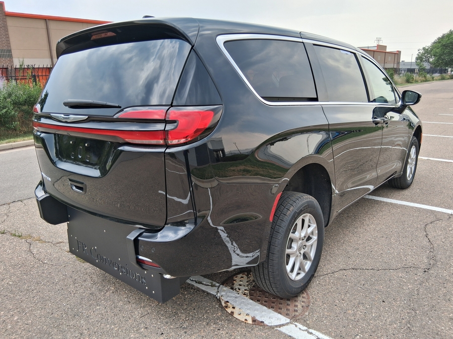 Black Chrysler Pacifica image number 9