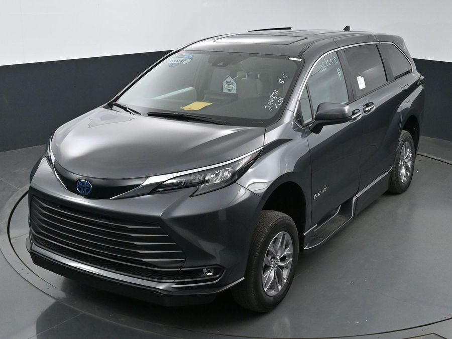 New 2025 Toyota Sienna Hybrid XLE Base - BraunAbility Side Entry Entry Fold Out Automatic Ramp