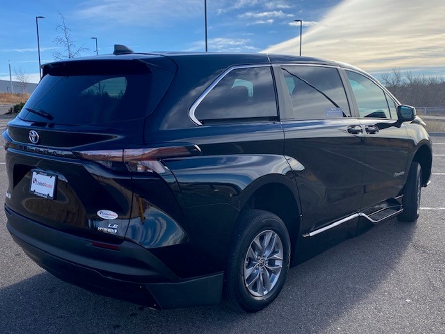 Used 2024 Toyota Sienna Hybrid LE - BraunAbility Side Entry Entry Fold Out Automatic Ramp